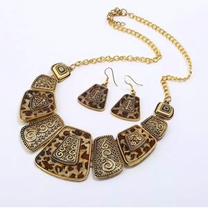 ❤️ Leopard Statement Necklace and. Earring Set ❤️